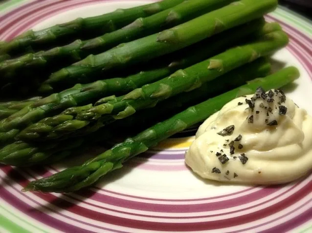 Asparagus with homemade mayonnaise, black Hawaiian sea salt|Angie Changさん