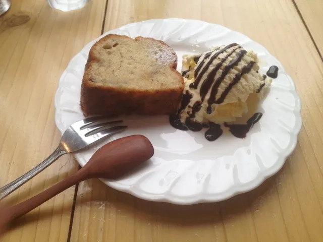 Snapdishの料理写真:バナナパウンドケーキ・アイス添え|Takayuki Sugimotoさん