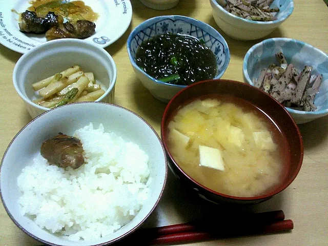 ウドの肉巻き ウドのソテー ウドの皮のゆかり合え ニラのもずく酢合え ご飯 お味噌汁(キャベツ/豆腐)|Nozomi Kitadeさん