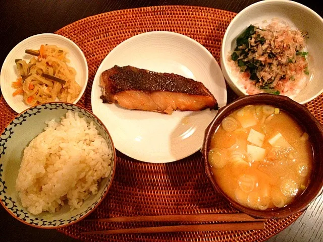 今日は和食。銀ダラ味噌漬けがメイン。|松浦有里さん