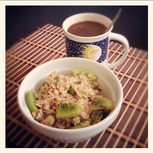 Gluten Free Oatmeal with Almonds and Kiwi|Evgenniaさん