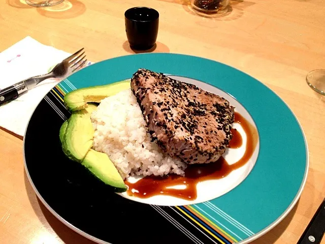 seared tuna, sushi rice, avocado|Carly Markbreiterさん