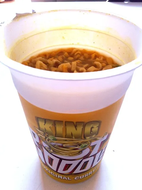 KING POT NOODLE。イギリス帰りのマズイ奴2。カレー味やのに相当イケてない。|たけうちさん