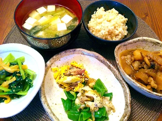 土曜の朝！冷蔵庫一掃定食(まだ一掃できてないけど)。肉じゃが、つぶ貝とピーマンの醤油バターソテー、オイルサーディンの卵炒め、タア菜とたくあんのナムル、タア菜と豆腐のお味噌汁、玄米ご飯。めっちゃ寝たった。休日さいこー＼(^o^)／|番長さん