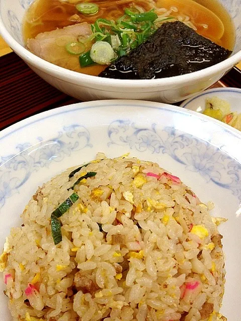 Snapdishの料理写真:チャーハンとハーフ・ラーメン。 #昼ごはん #昼飯 #ラーメン|Takashi H.さん