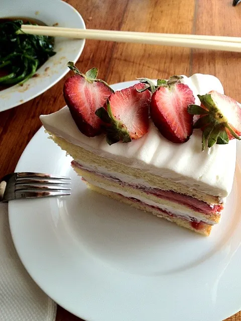 this is the best strawberry freah cream cake i ever had|nini little rainさん