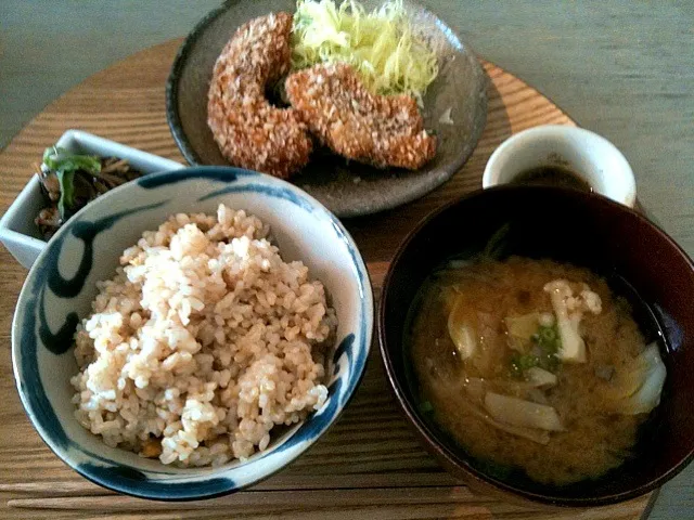 マクロビオティックのランチ。車麩のフライ、きのこと大根おろしの和え物、野菜たっぷりの味噌汁、玄米とかなりヘルシー。でもちゃんと腹持ち良かった( ´ ▽ ` )ﾉ|Masahiko Narazakiさん