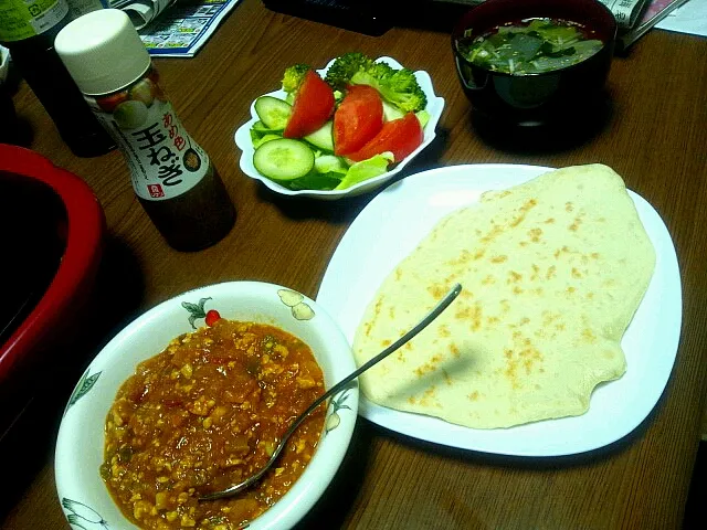 今日の夕飯はキーマカレー☆同じ現場の女の子がこの前作ったらしく、私もトライしてみました(*´∇｀*)写真のナンも手作りです！|かつこさん