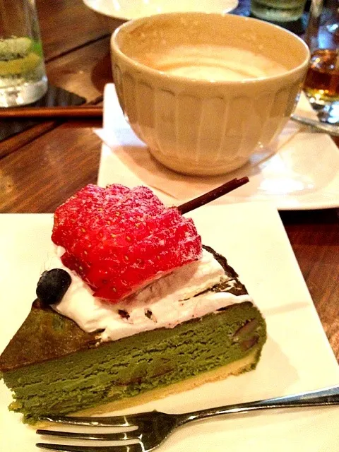 Snapdishの料理写真:抹茶のチーズケーキとカフェラテ|Akiko.Kさん