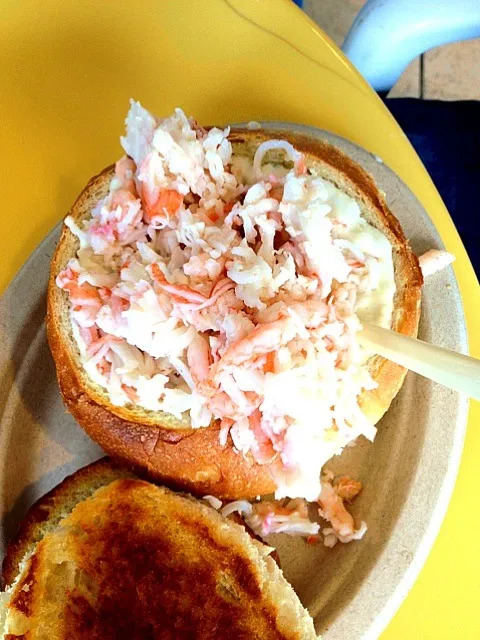 clam chowder in a sourdough bread bowl  with crab topping|lori sさん