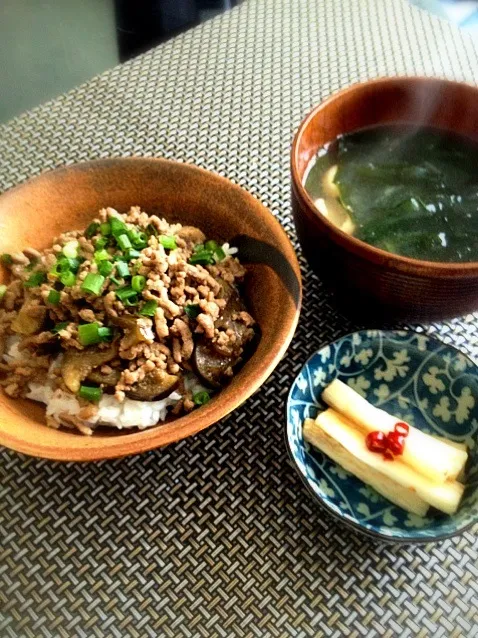 茄子と挽肉の炒め丼、わかめのお味噌汁、長芋の醤油漬け☆|may001さん