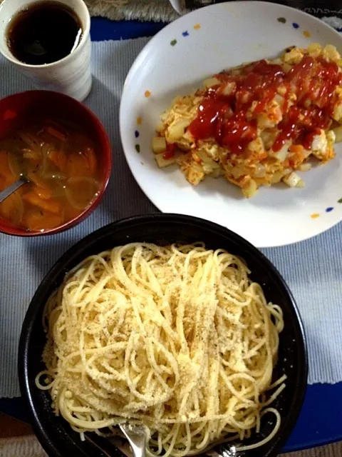 粉チーズだけスパゲティと、カレーの材料処分オムレツ。卵が足りなくてボロボロだけど味はバッチリ。|ひろぱげさん