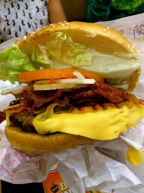 バーガーキング ワッパーチーズに、期間限定+100円でベーコン15枚追加！|Tatsuyaさん