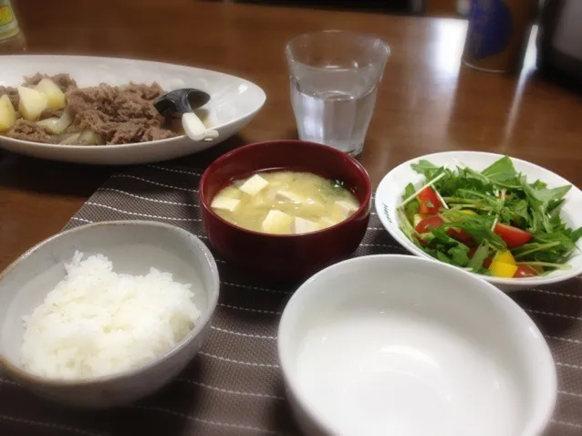 肉じゃがとお味噌汁と水菜のサラダ♪|美妃さん