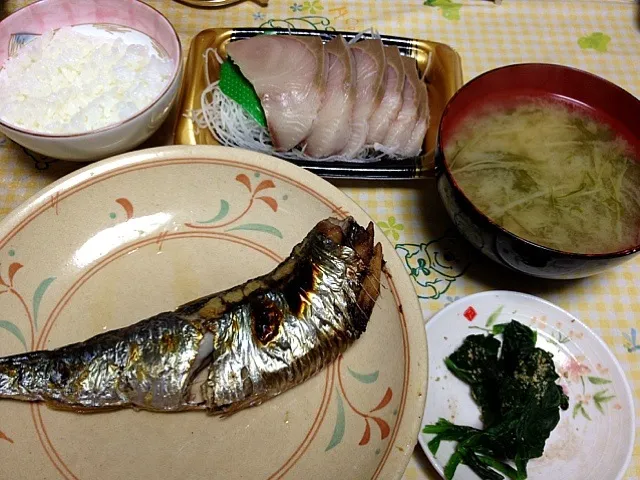 晩ご飯:焼き鰯、鰤刺し、ほうれん草お浸し、水菜の味噌汁|kumakichi benisyaketeiさん