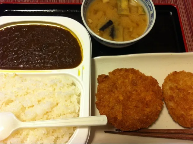 カレー と メンチ|らくださん