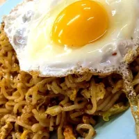 Snapdishの料理写真:maggi goreng telur mata (Fried noodles)