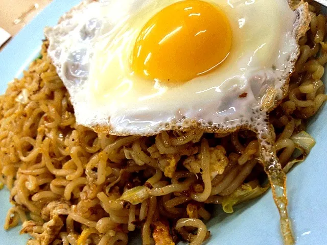 maggi goreng telur mata (Fried noodles)|(=^x^=)さん