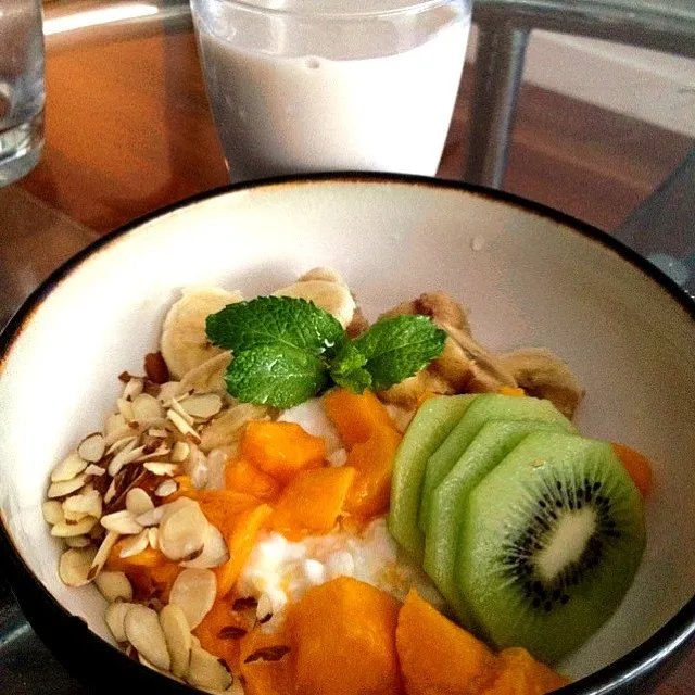 breakfast . fruits , cottage cheese and almond milk|lanaさん