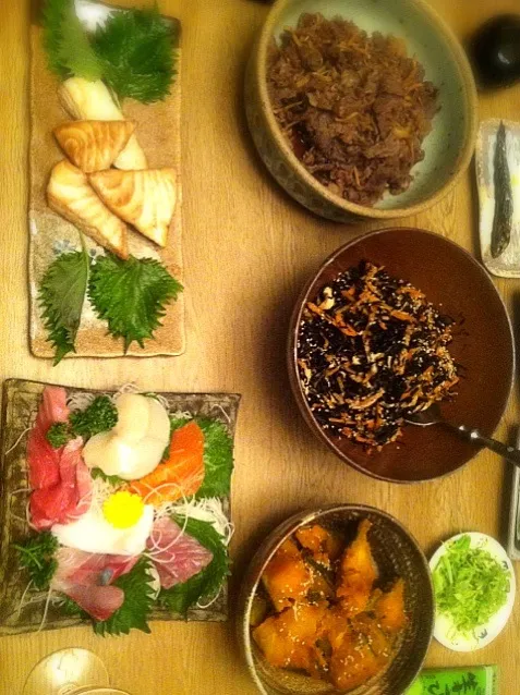 実家のご飯/刺身、カジキマグロ、牛肉のしぐれ煮、ひじき、南瓜の煮物|s_bosatsuさん