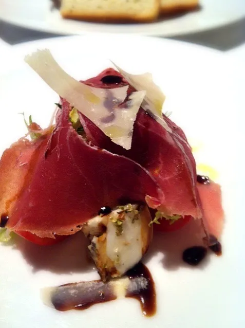 Snapdishの料理写真:prosciutto crudo e mozzarella affumicata 生ハムと燻製のモツァレラチーズ|s_bosatsuさん