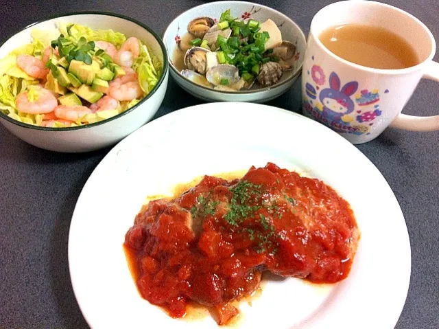 🍴ﾄﾏﾄ煮込みﾊﾝﾊﾞｰｸﾞ，ｱｻﾘとｷﾉｺの酒蒸し，海老ｱﾎﾞｶﾄﾞｻﾗﾀﾞ，ｺﾝｿﾒｽｰﾌﾟ|Vanillaさん