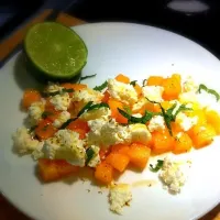 Snapdishの料理写真:homemade farmers cheese, musk melon, fennel pollen, honey and mint|Eamon Leeさん