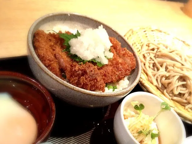 醤油だれかつ丼と山形蕎麦のセット。全体に味が濃く繊細さに欠ける。コストパフォーマンスもよろしくないなあ。|SHIOYA, Hiromuさん