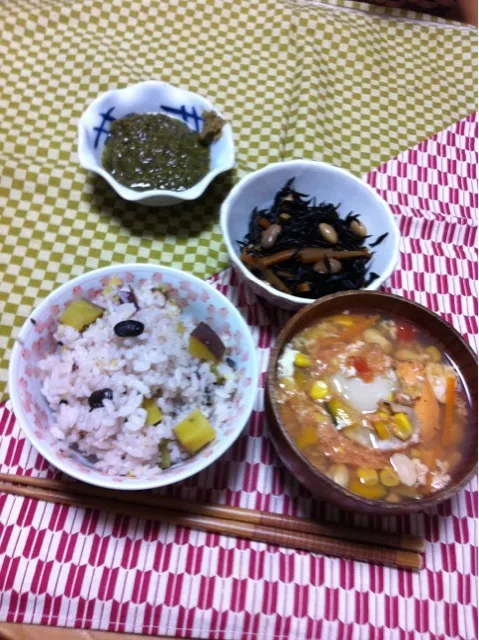 薩摩芋と16穀米ご飯、芽かぶ、ひじき煮、帆立スープ|yoshiee mizutaniさん