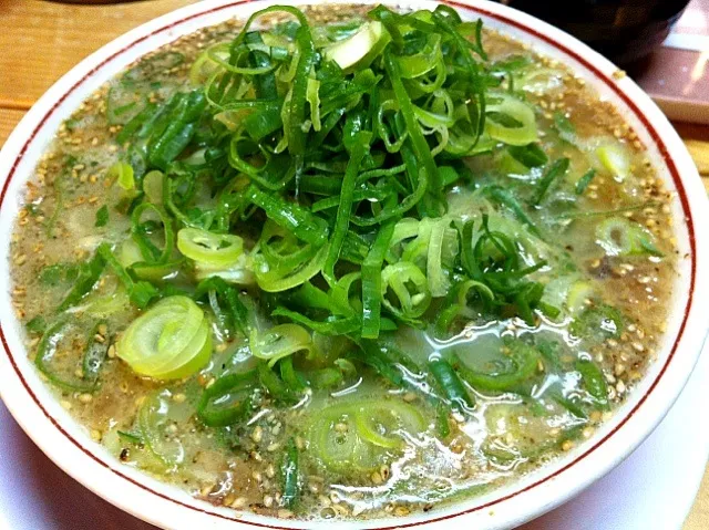 ねぎバカとんこつラーメン。今日も博多風ですが、相変わらずここのは旨い！|たけうちさん