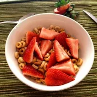 Snapdishの料理写真:cheerios and strawberries|Carly Markbreiterさん