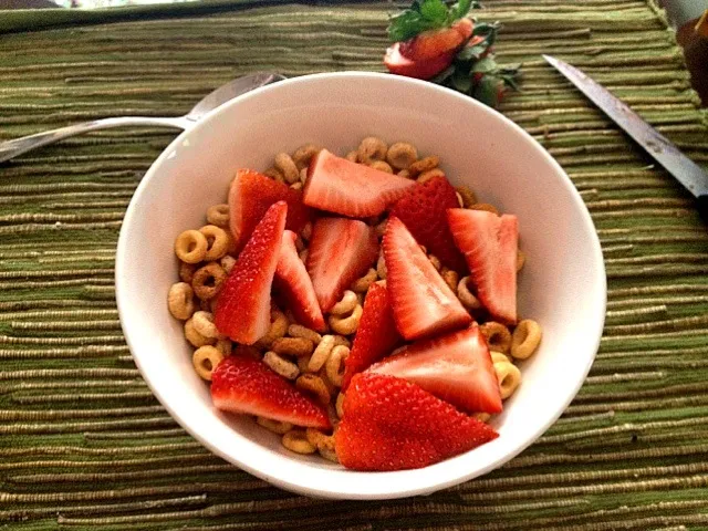 cheerios and strawberries|Carly Markbreiterさん