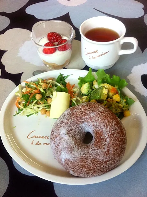 アボカドサラダとキャベツ&豆サラダの朝食|ケイさん