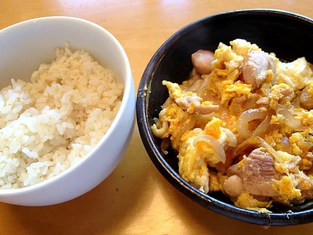 今日は午後から登校につき、お昼は親子丼。自分で合体してもらいます。これにとろろ昆布のすまし汁。|松浦有里さん