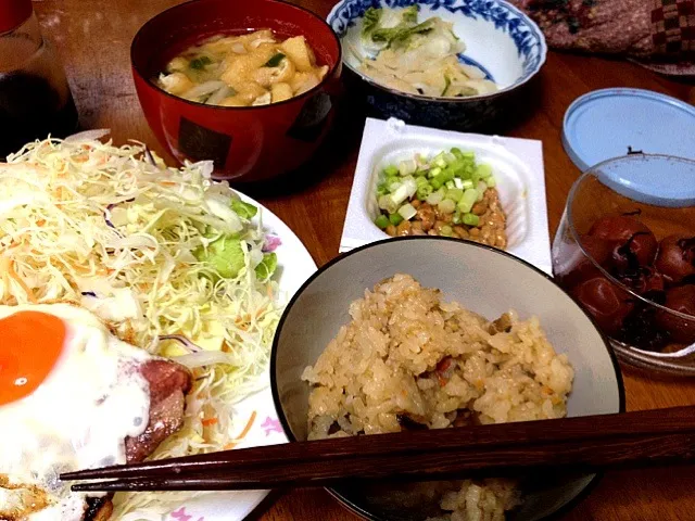 目玉焼き・松茸ご飯・大根と油揚げの味噌汁・しそ納豆・漬け物・梅干し|優さん