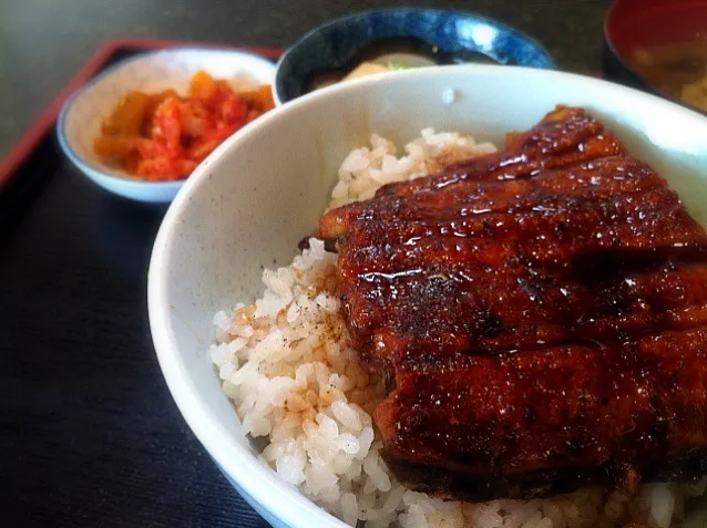 うな丼。お新香がキムチだった(!o!)|hirotomoさん