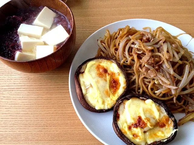 焼きそば 椎茸とチーズ焼き マツモの味噌汁|たかおさん