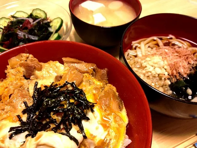 親子丼、冷うどん、お味噌汁、わかめサラダ|☃YUKIさん