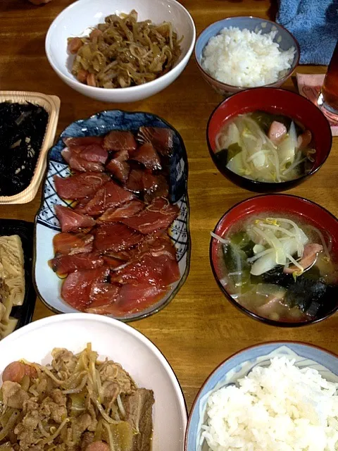 漬マグロ、肉野菜炒め、具だらけみそ汁、ひじき、タケノコ煮|すかラインさん