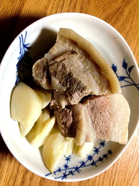 Snapdishの料理写真:塩角煮、だいぶ安定して作れるようになった。大き目に切ったバラ肉をダシとってネギ・ショウガ・ニンニクで煮込む。味は塩だけ。|SHIOYA, Hiromuさん