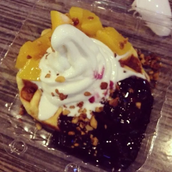 Waffle with Peaches and Blueberries|Abe Licudanさん