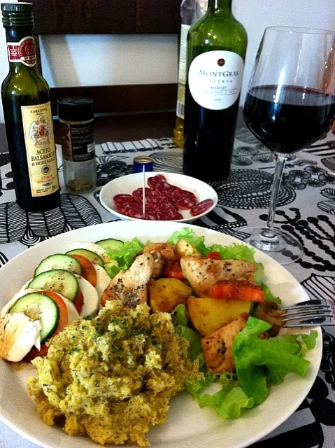 grilled chicken n vege with balsamic sauce, polenta, mozzarella salad, elk salami, chilean red wine|keiko mashimaさん