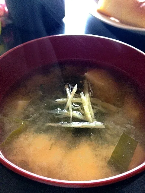 味噌汁にメカブと生姜を入れてミター|ひまさん