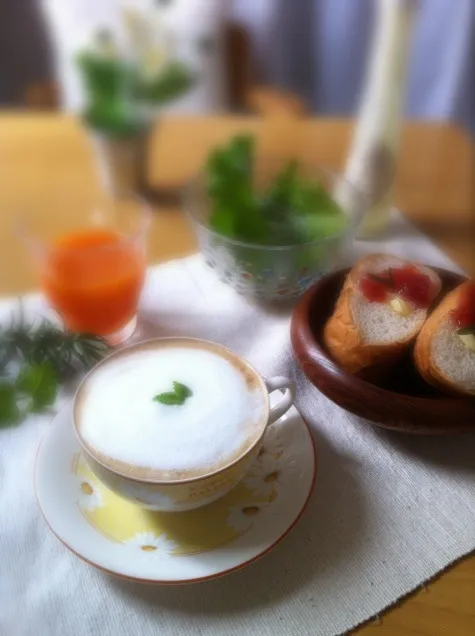 とんハーブ園のローズマリーバケットとミントのカプチーノ|tonさん