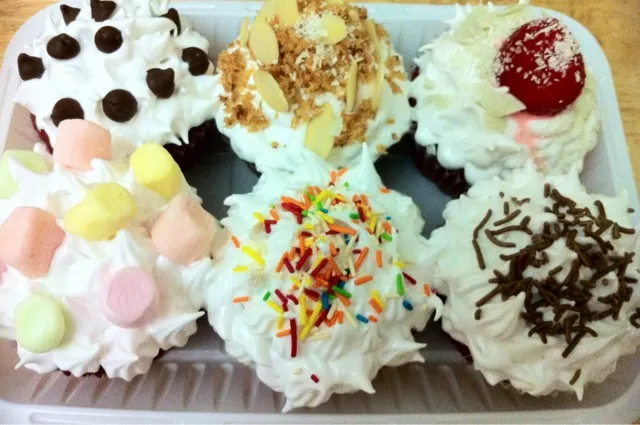 Red velvet cups with assorted tioppings|caren memanさん