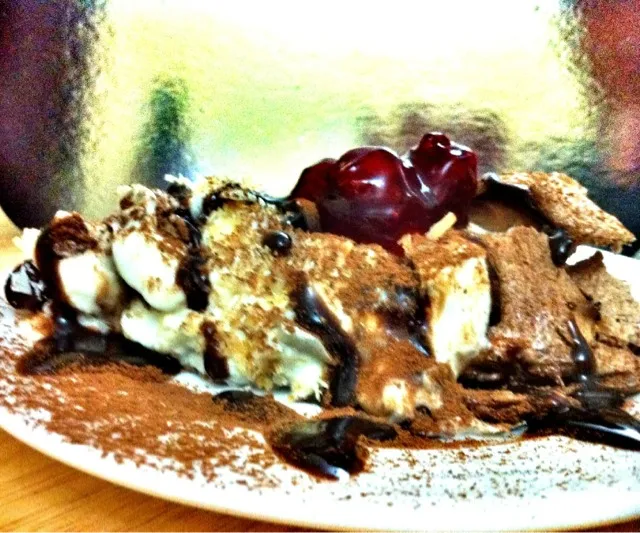 Chocolate Pavlova slice|caren memanさん