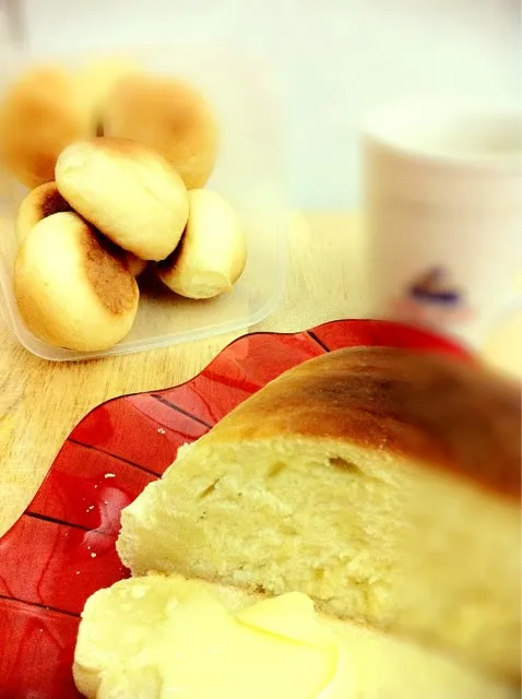 Snapdishの料理写真:Monay loaf and Bonete bread|caren memanさん