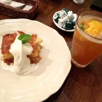 Snapdishの料理写真:アップルパイとオレンジアイスティー|harunaさん