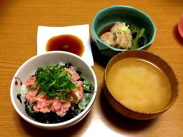 Snapdishの料理写真:ネギトロ丼と大根のおみそ汁と豚バラ団子と小松菜の炊合せ|まりこさん