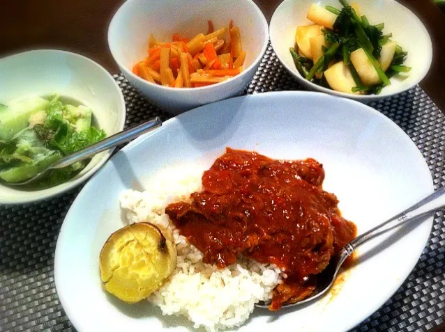 初日はこんな感じで昨夜作ったハヤシライスに、炊飯器に入れてご飯と炊いたサツマイモを添えて。ツナサラダは子供の好物。蕪とカブの葉っぱを適当に炒めたものは私しか食べないね、きっとΣ(￣。￣ﾉ)ﾉ  保育園お迎え行っても5時半には帰れることが判明したから意外とそんなにバタバタしないかも！|sakakuraさん